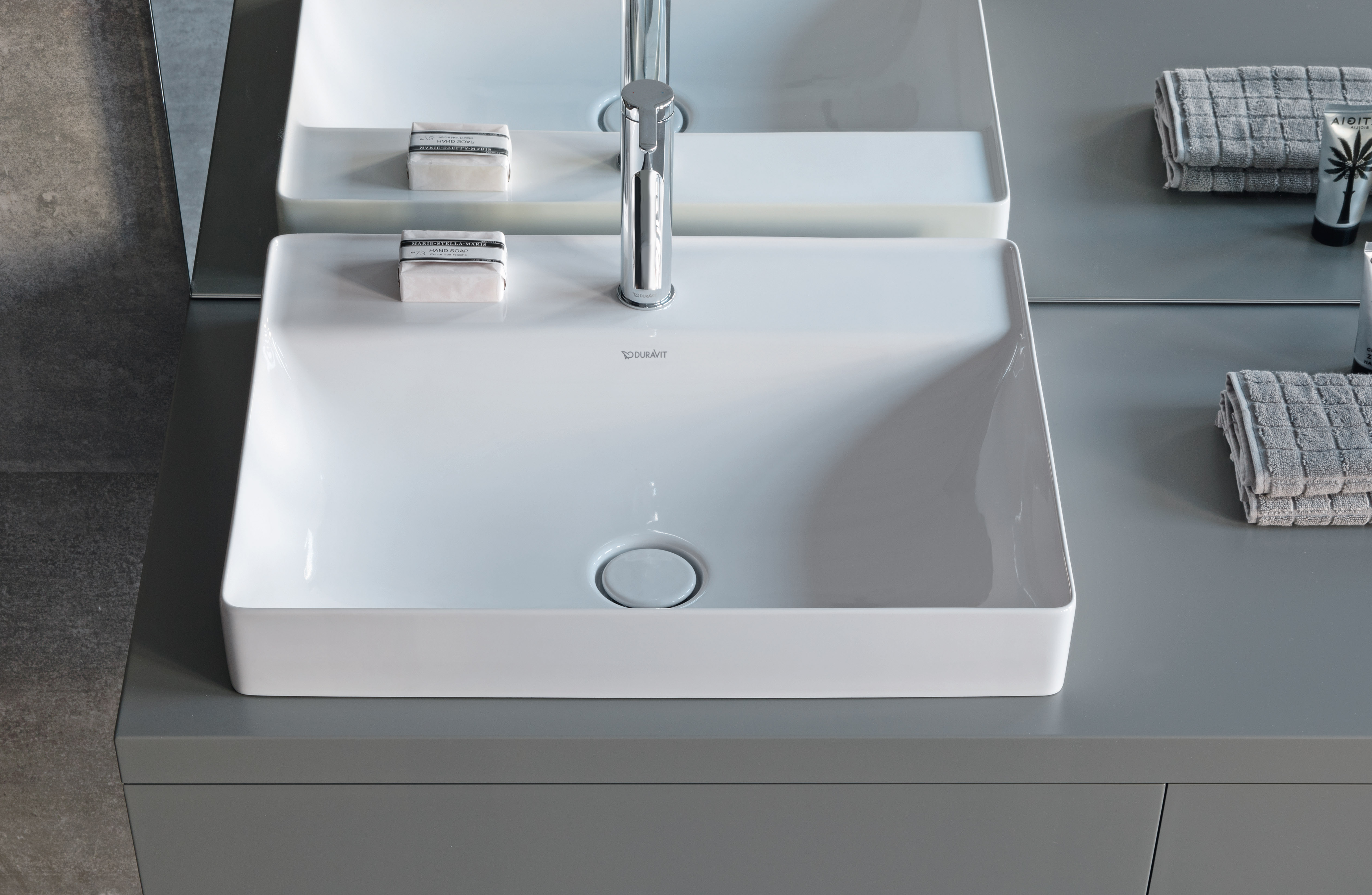 ドイツ製デザイナーズバスルームブランドDURAVIT｜DuraSquare（デュラスクエア）洗面ボウル（洗面器）、バスタブ | Duravit