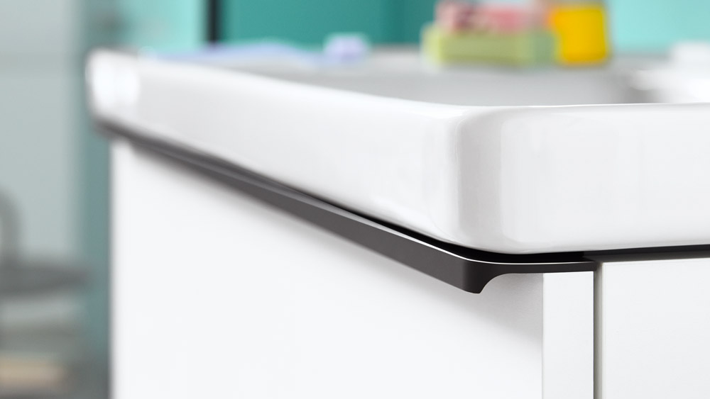 ergonomically shaped handle with diamond black surface 
