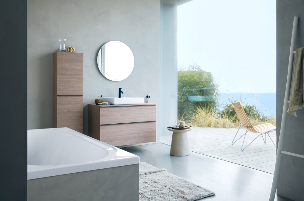 Bathroom with sea view and Soleil bathtub