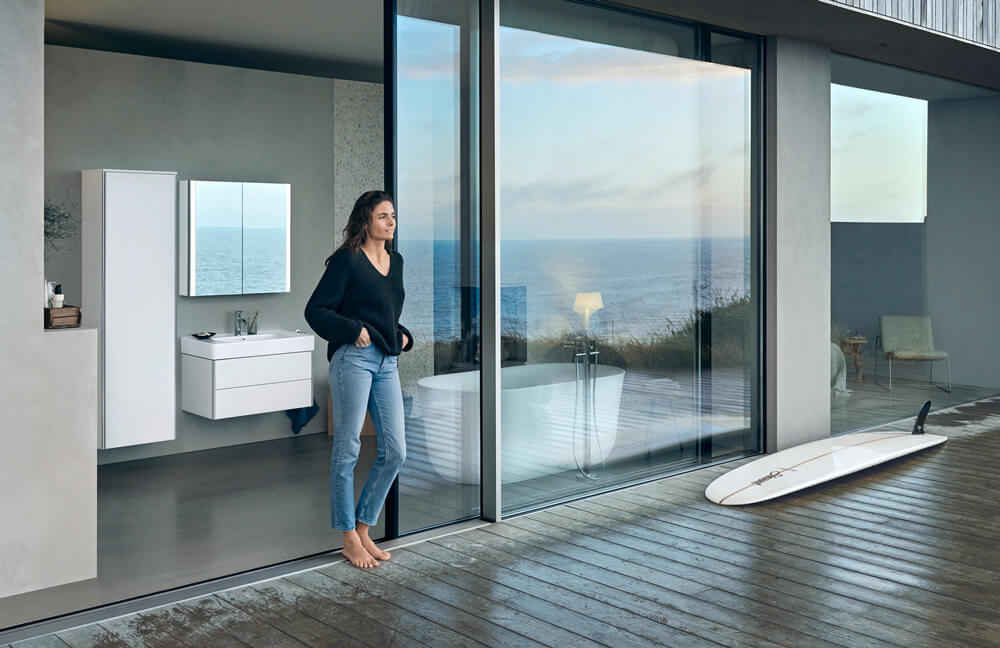 Woman in front of a bathroom with Soleil bathtub
