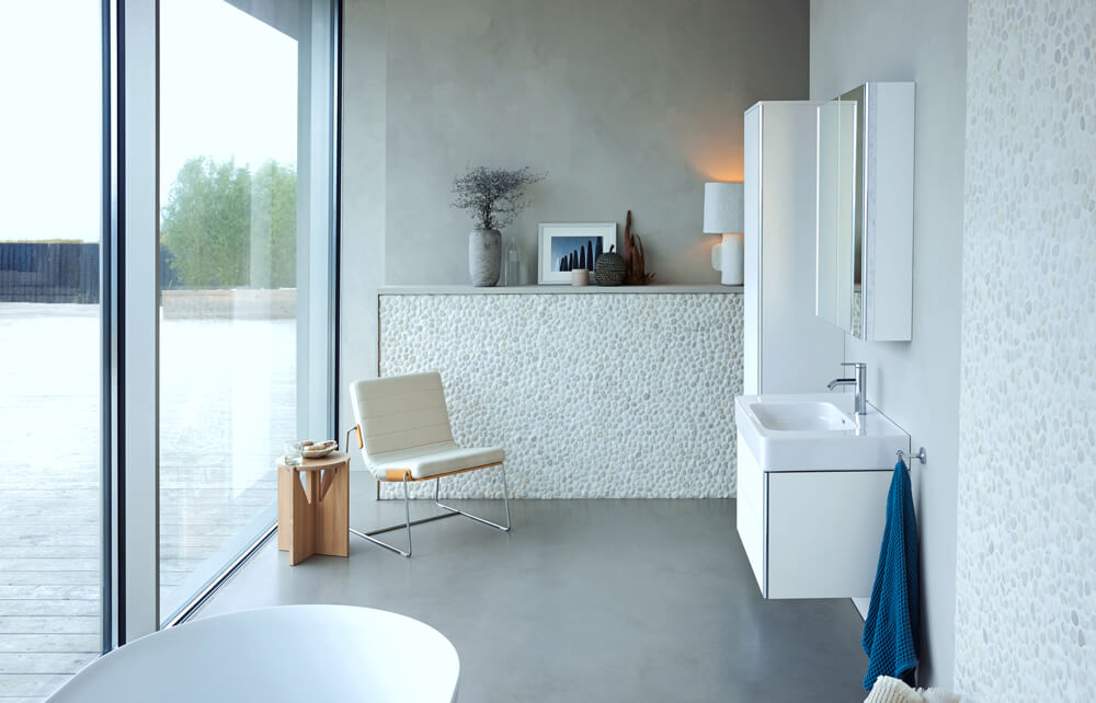 Bright bathroom with Soleil bathtub and washbasin
