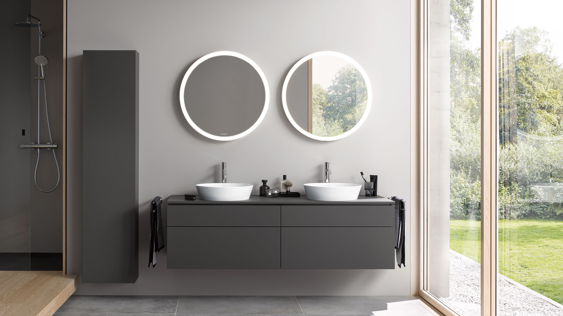 Bright bathroom with L-Cube washbasin
