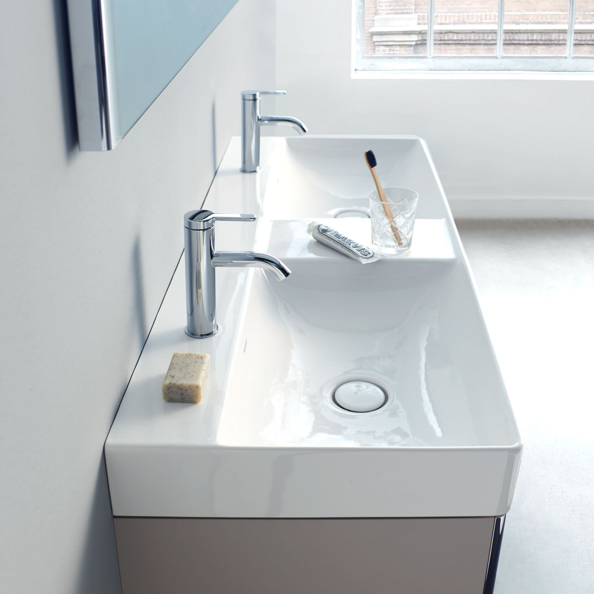 Double washbasin with vanity unit