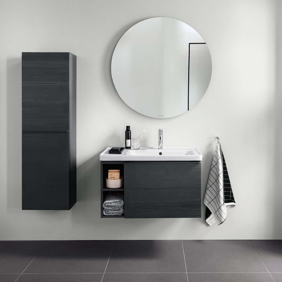 D-Neo Minimal vanity in front of round mirror