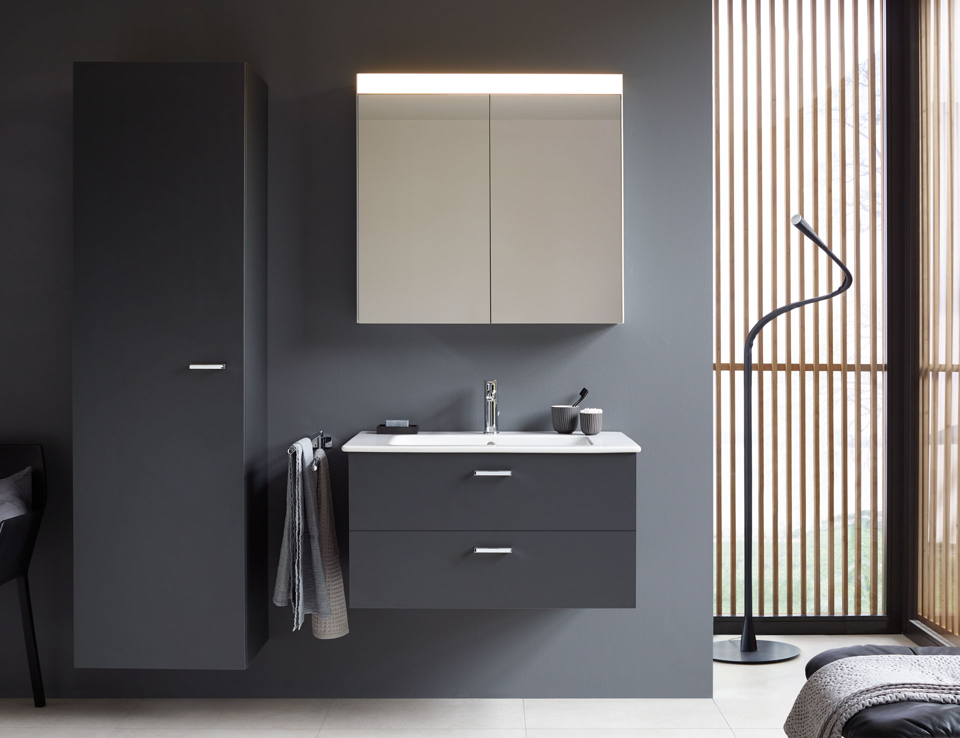 Timeless bathroom with Xbase mirror cabinet 
