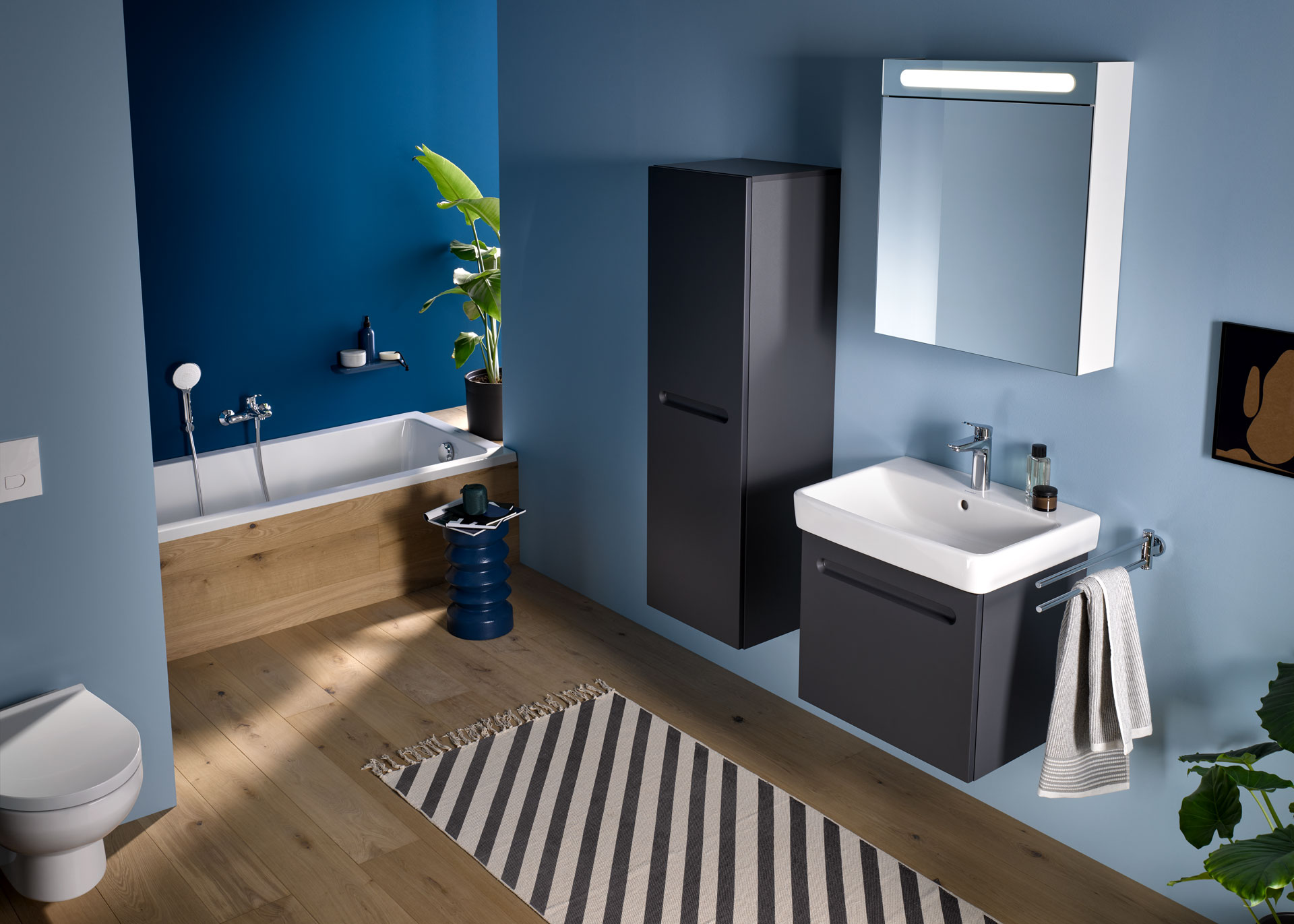 Nice Bathroom with Duravit No.1 mirror cabinet
