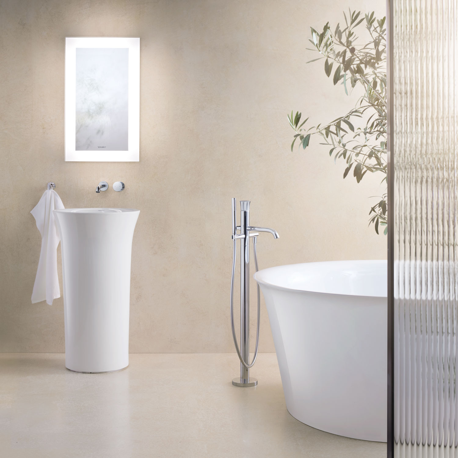 Bathroom with freestanding WhiteTulip bath mixer
