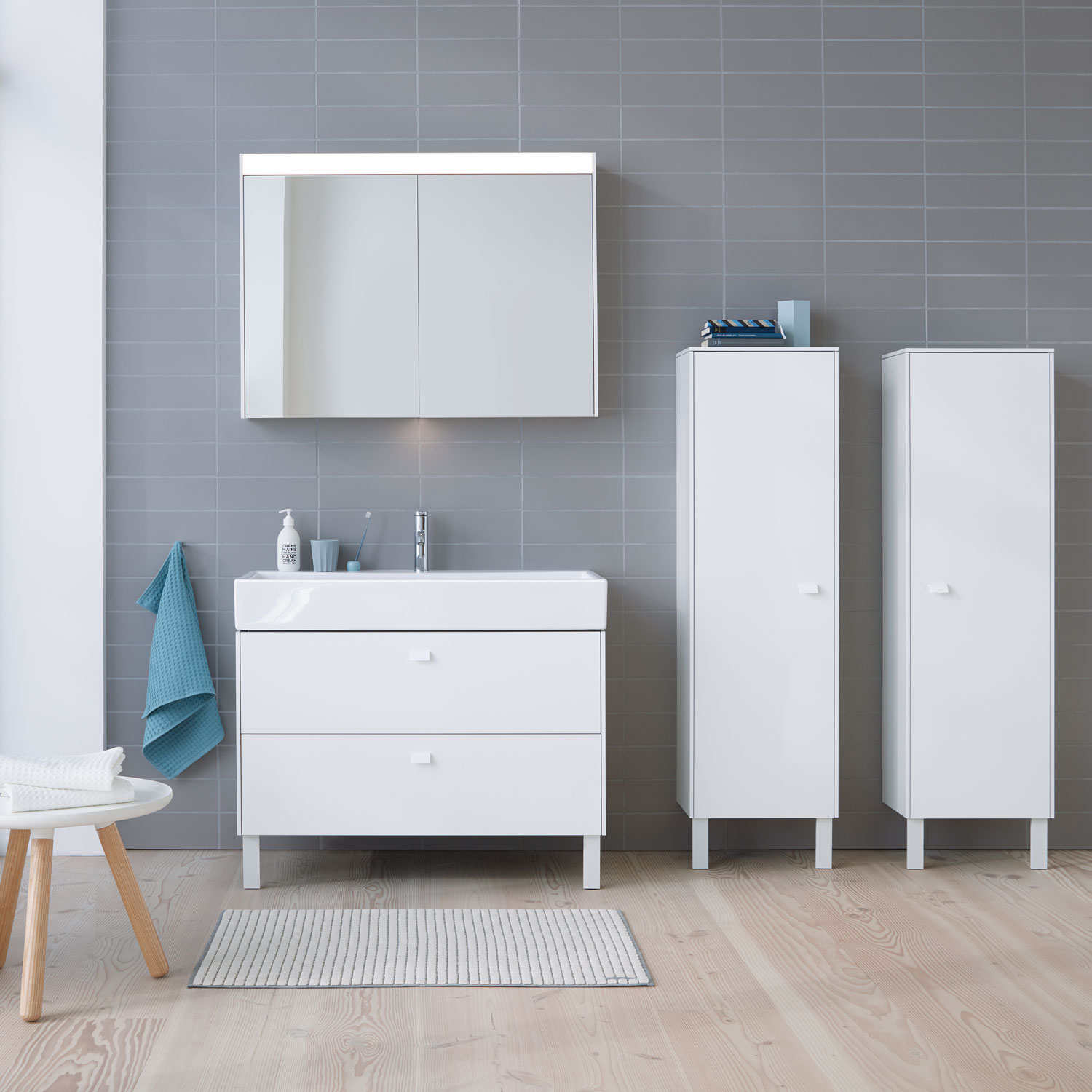 Badezimmer mit weißem freihstehenden  Brioso Waschtisch