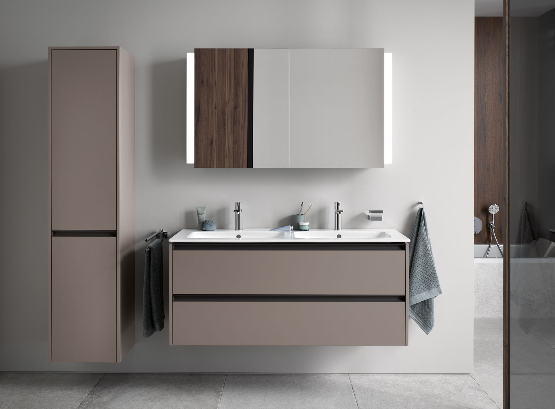 Helles Badezimmer mit Ketho.2 Doppelwaschtisch