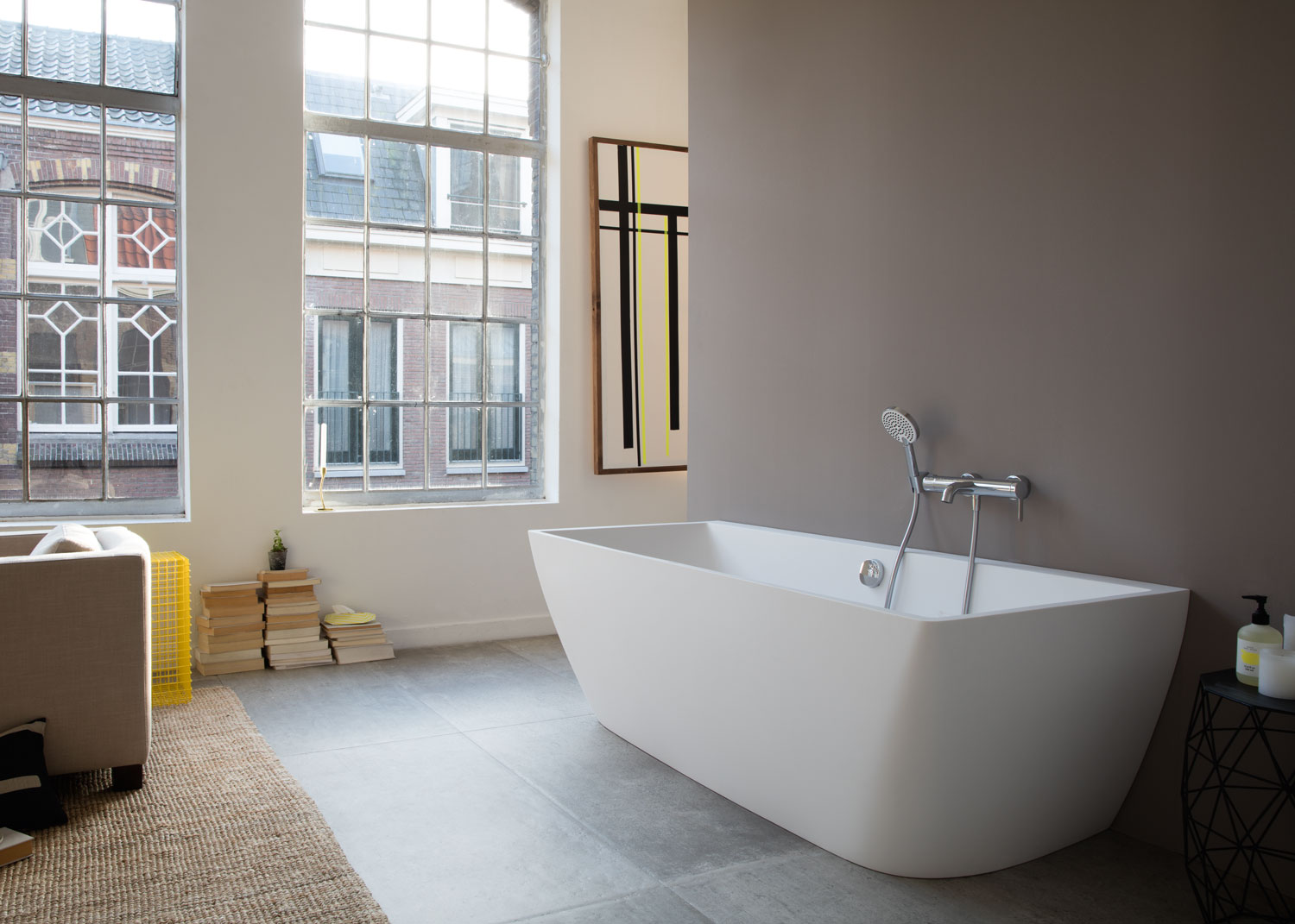 Bright bathroom with DuraSquare bathtub
