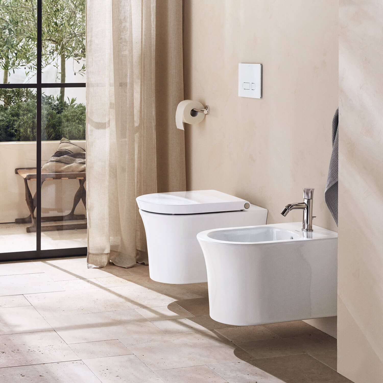 Bright bathroom with WhiteTulip bidet
