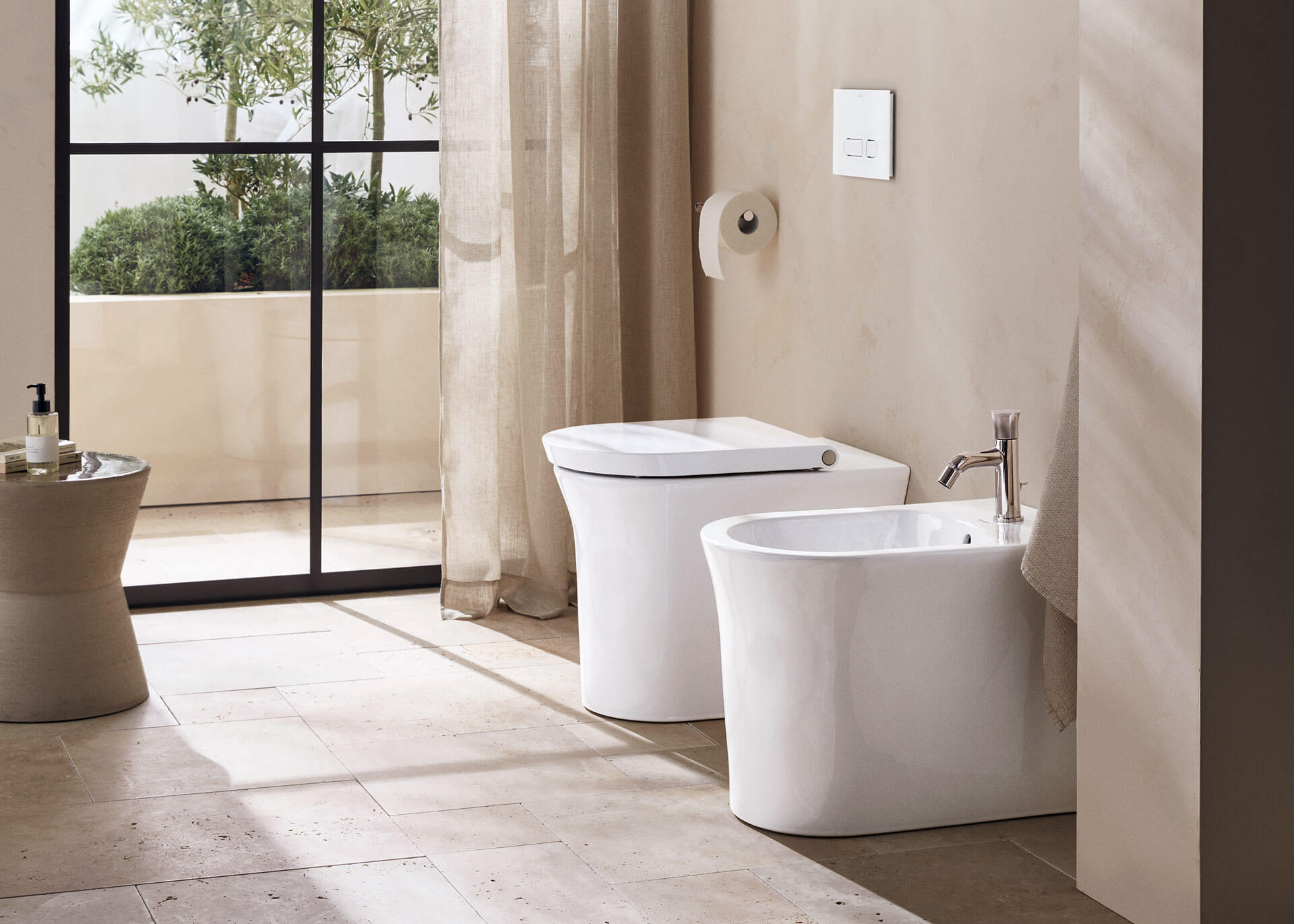 Mediterranean bathroom with WhiteTulip bidet
