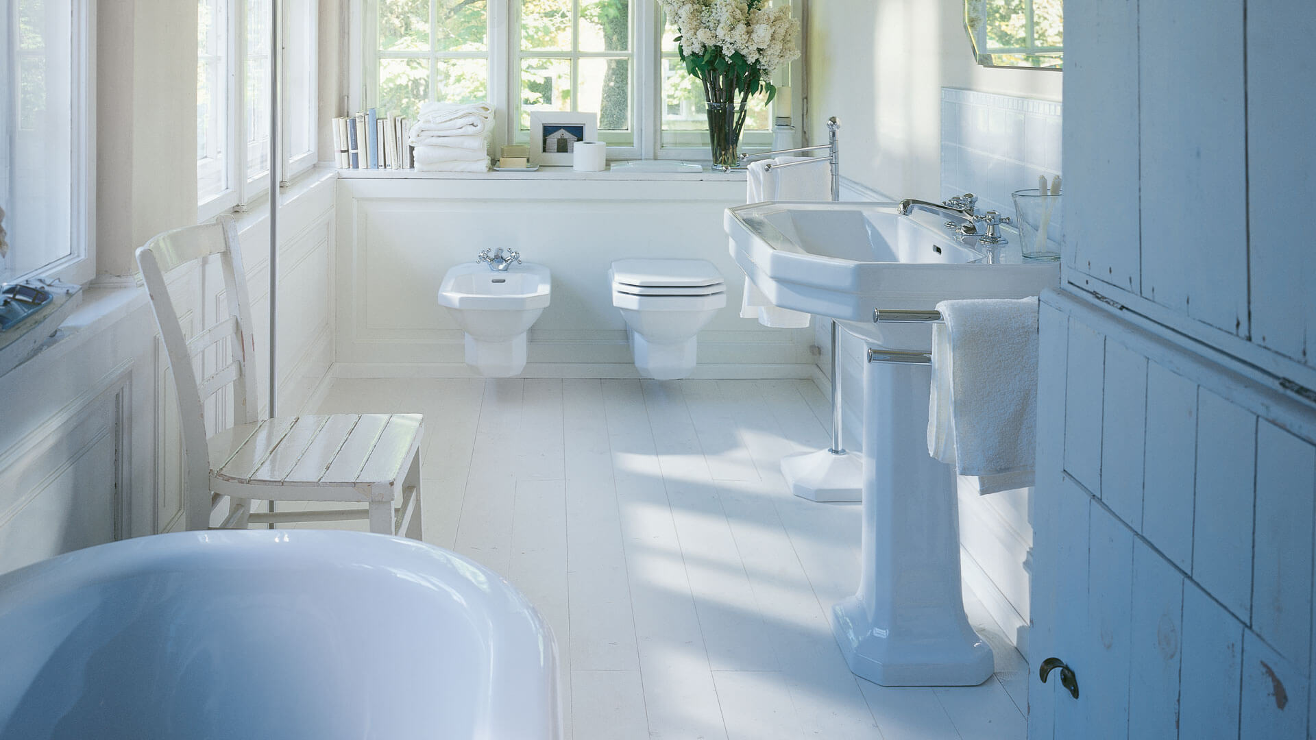 Old fashioned bathroom with 1930 WC and bidet
