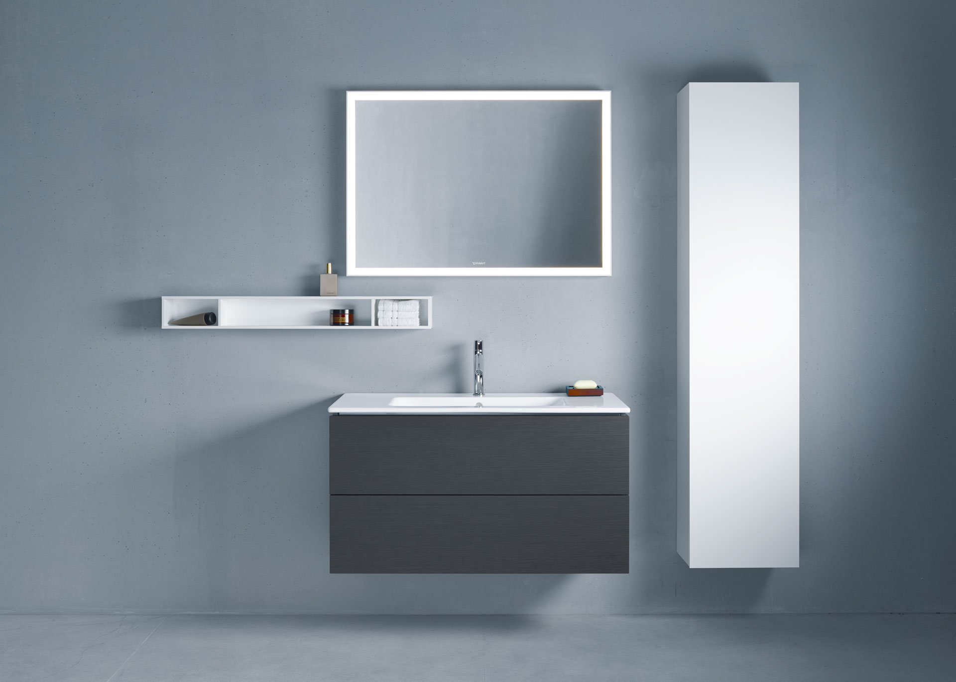 Timeless bathroom with bathroom shelf
