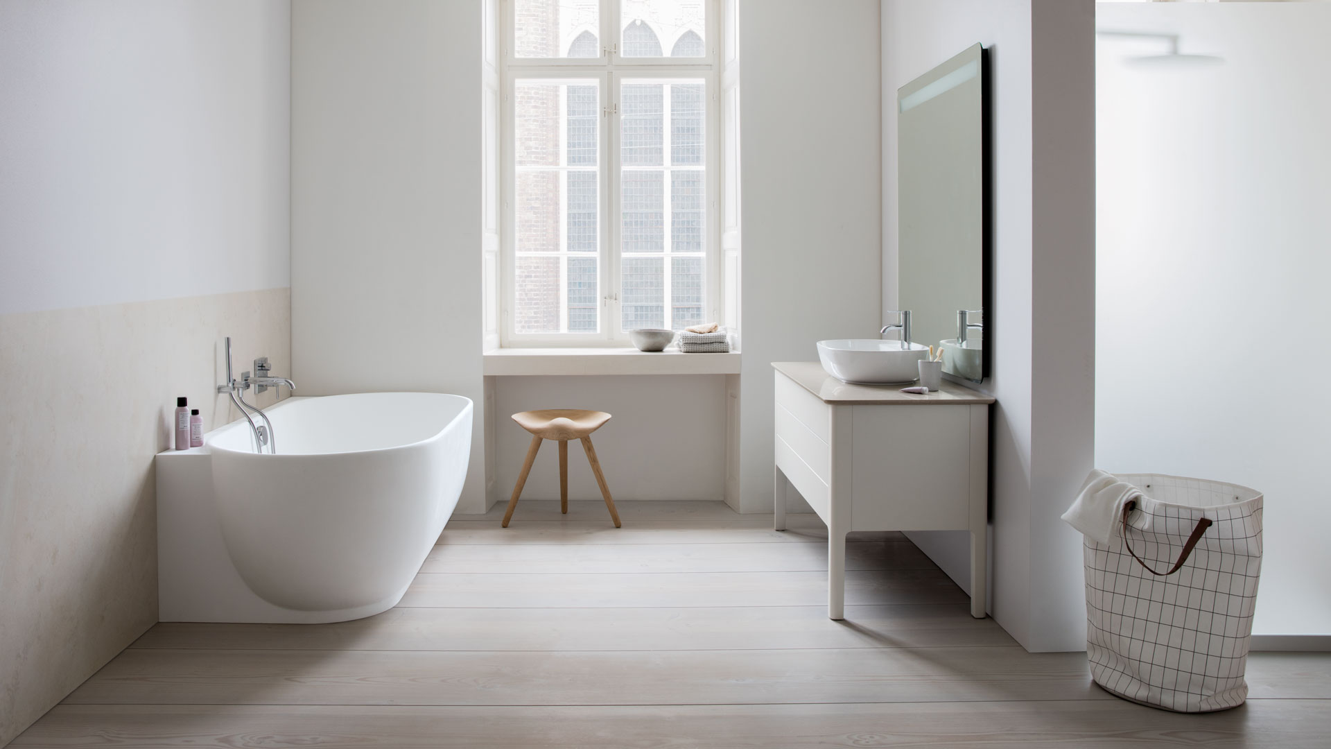 Bright bathroom with Luv corner bathtub
