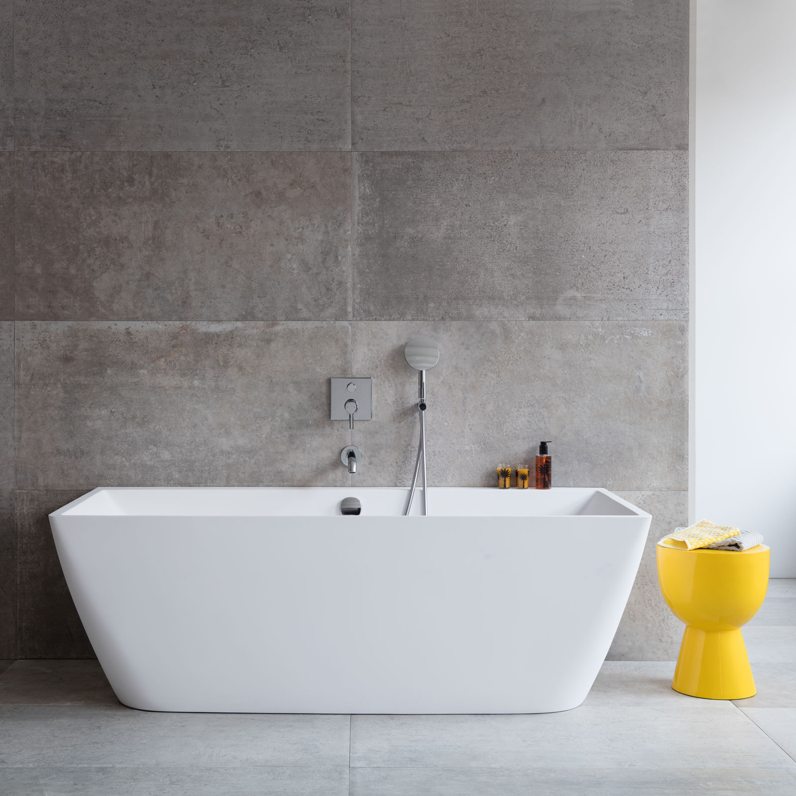 Small DuraSquare pre-wall bathtub
