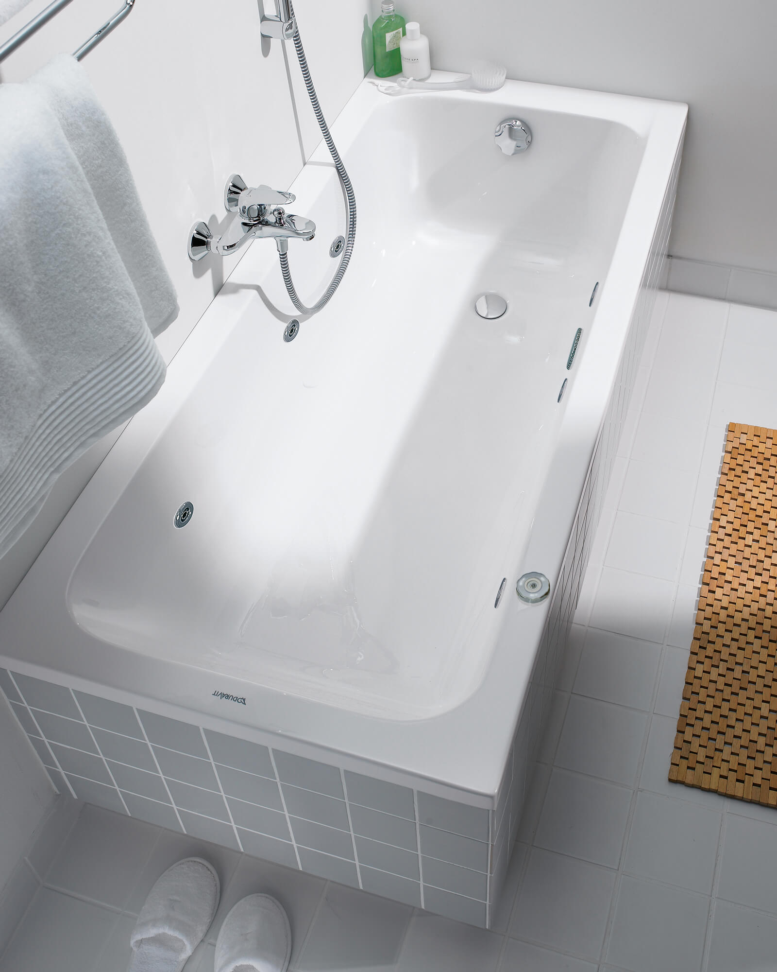 Small D-Code whirlpool bathtub
