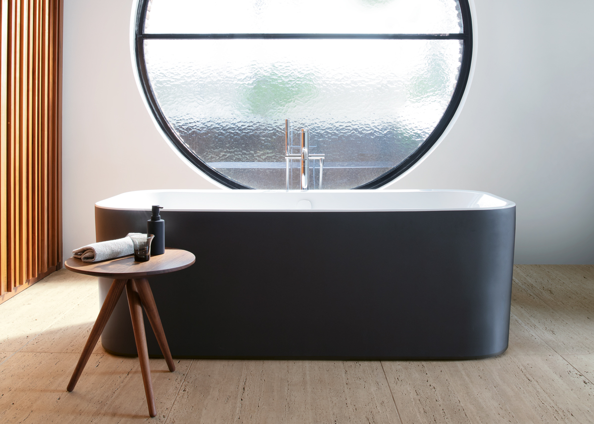 Black Happy D.2 Plus bathtub
