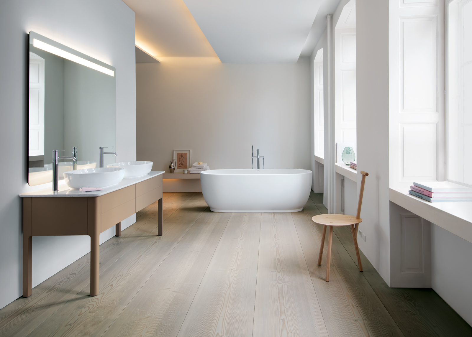 Large luv bathtub freestanding
