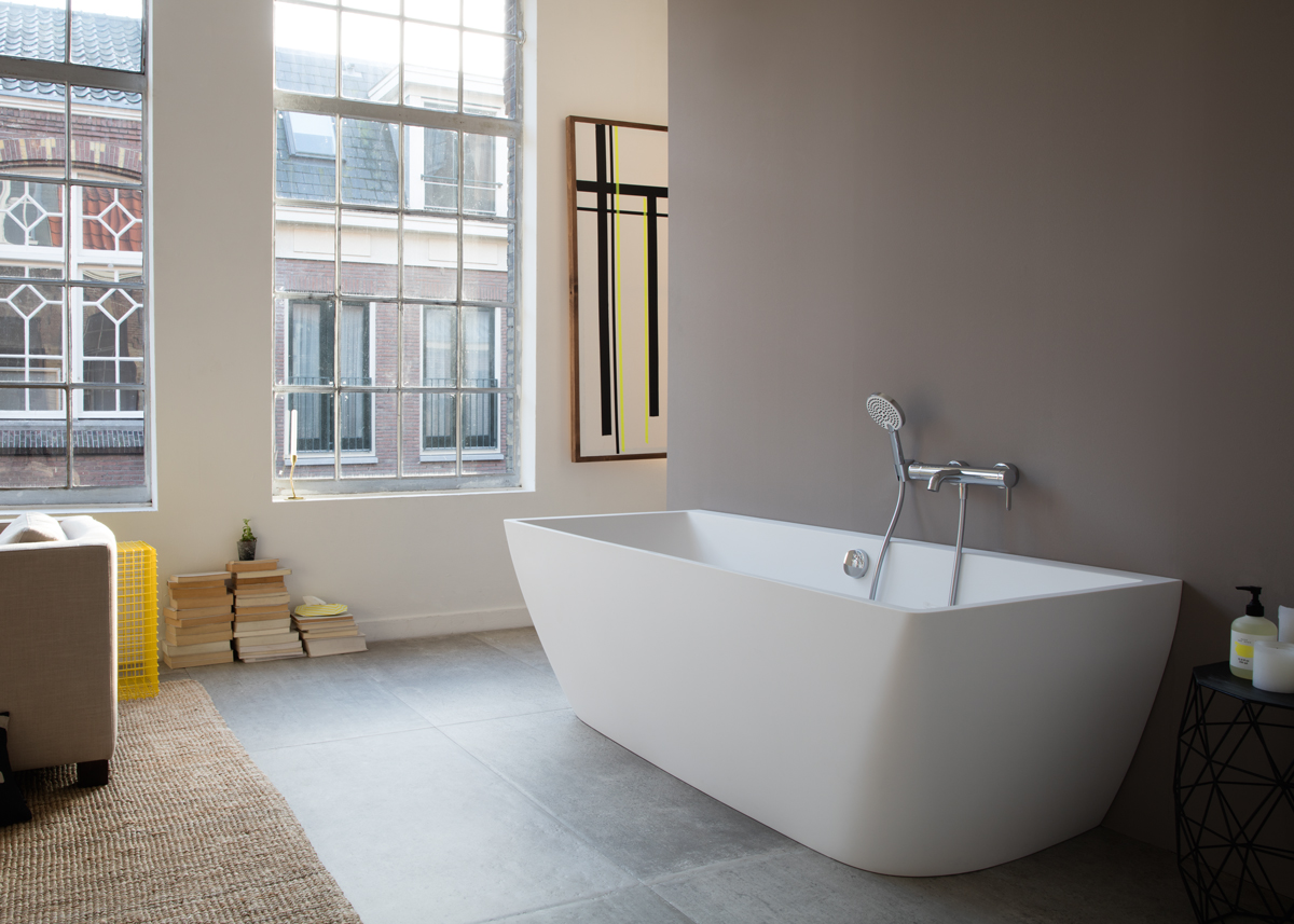 Large DuraSquare bathtub in front of a wall