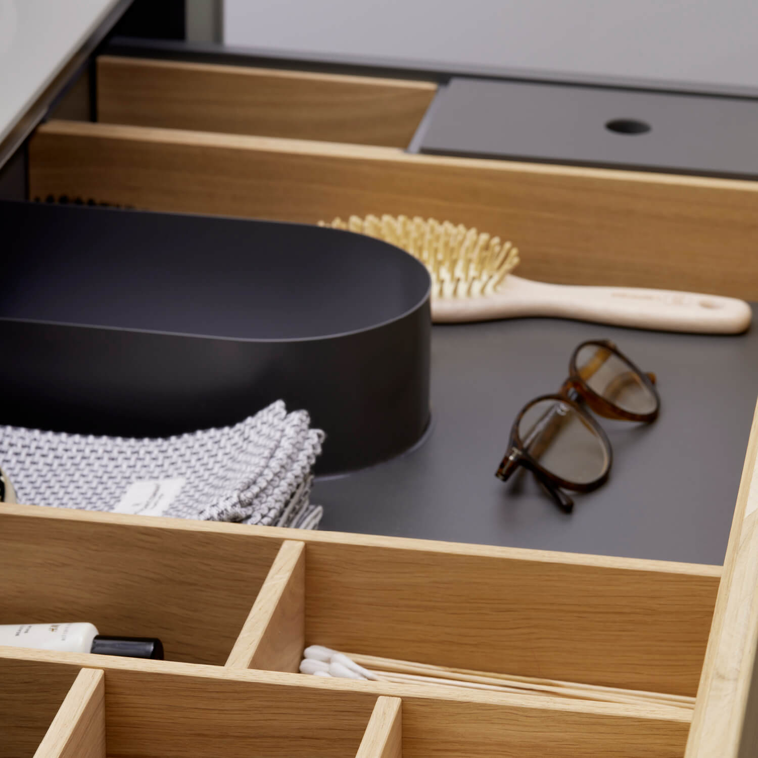 Drawer with plenty of space for all important bathroom items
