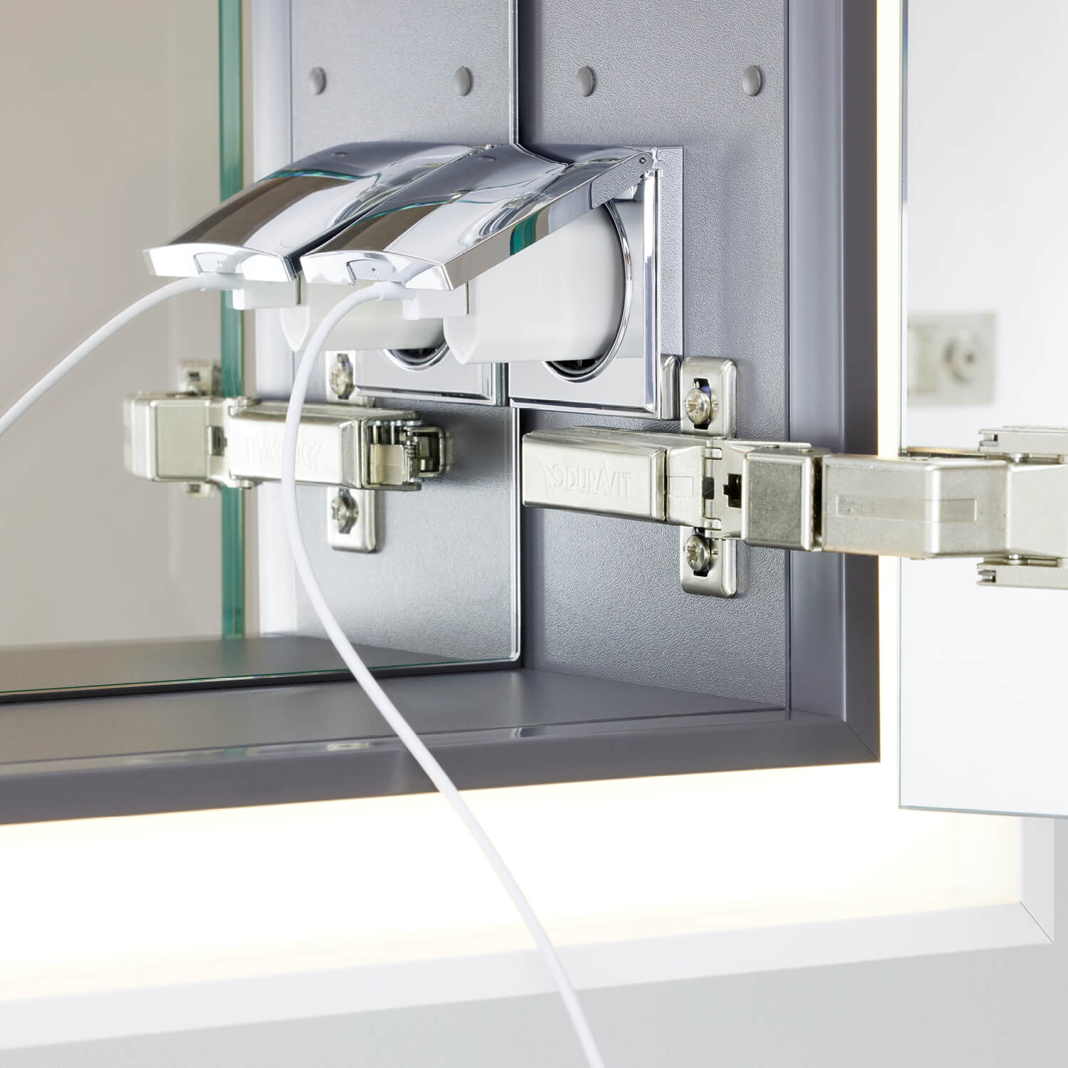 Mirrored rear wall with one electrical outlet