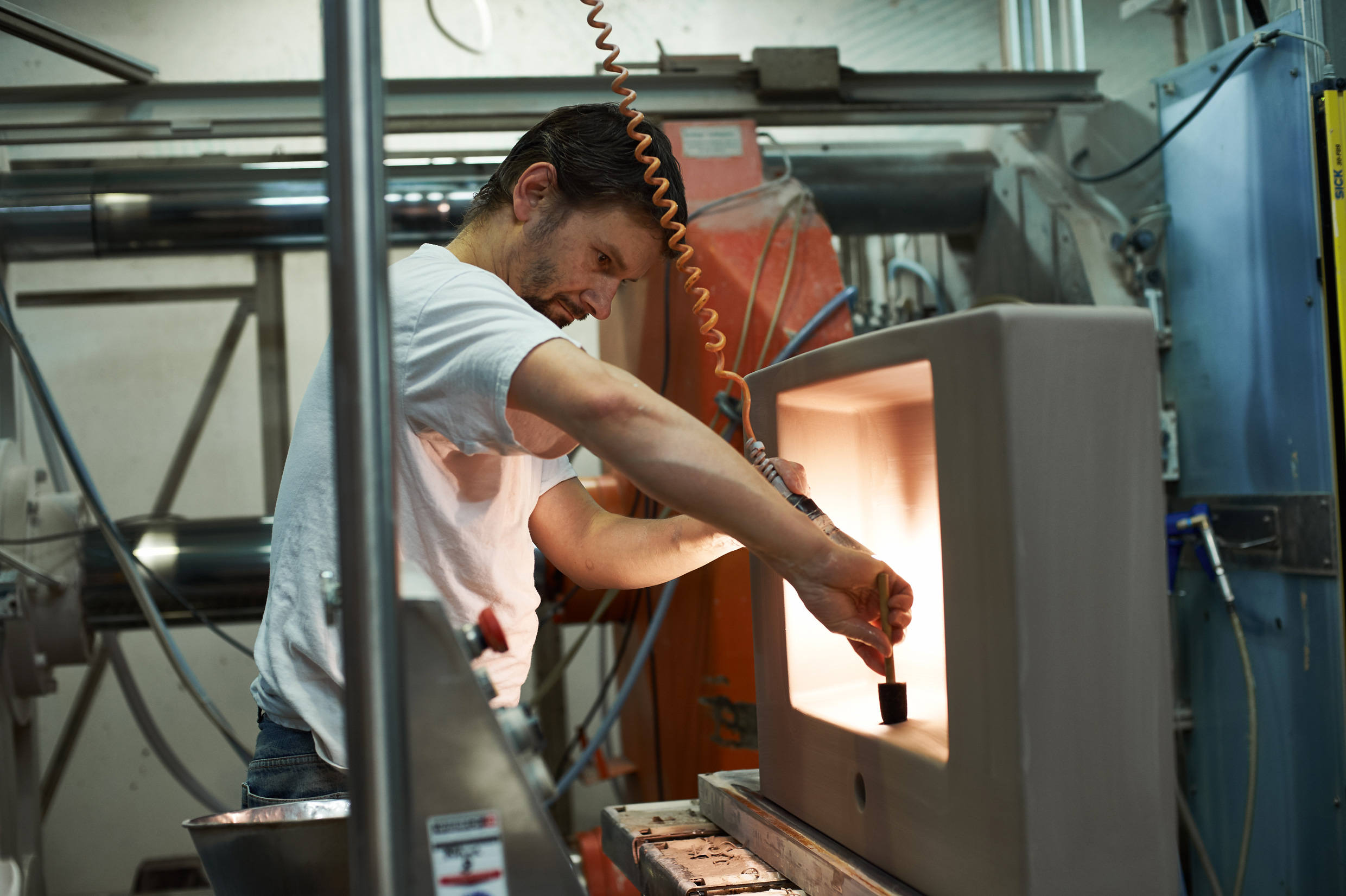 Sanitary ceramics with the WonderGliss burned-in surface finish
