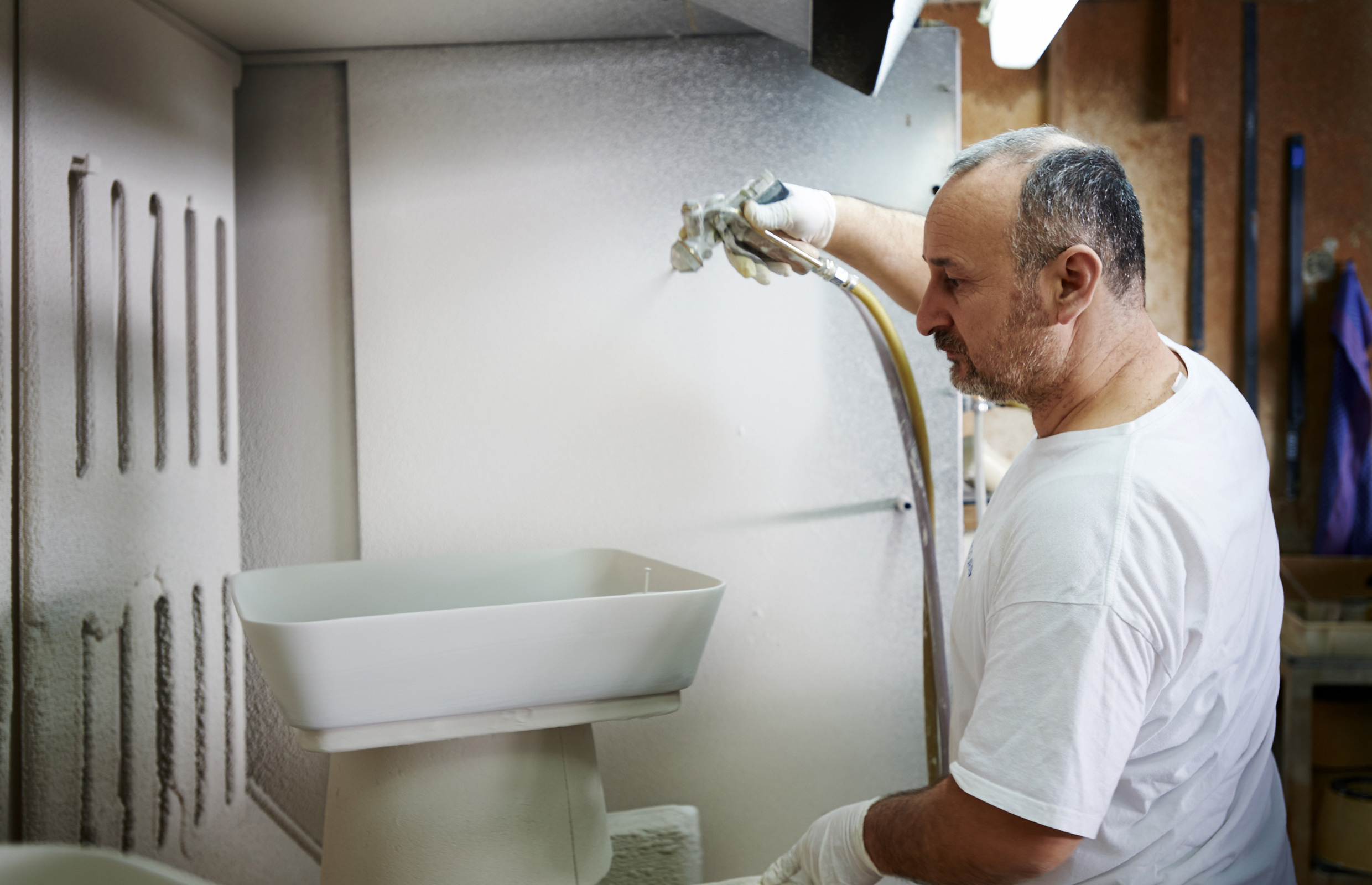 Processing sanitary ceramics by hand
