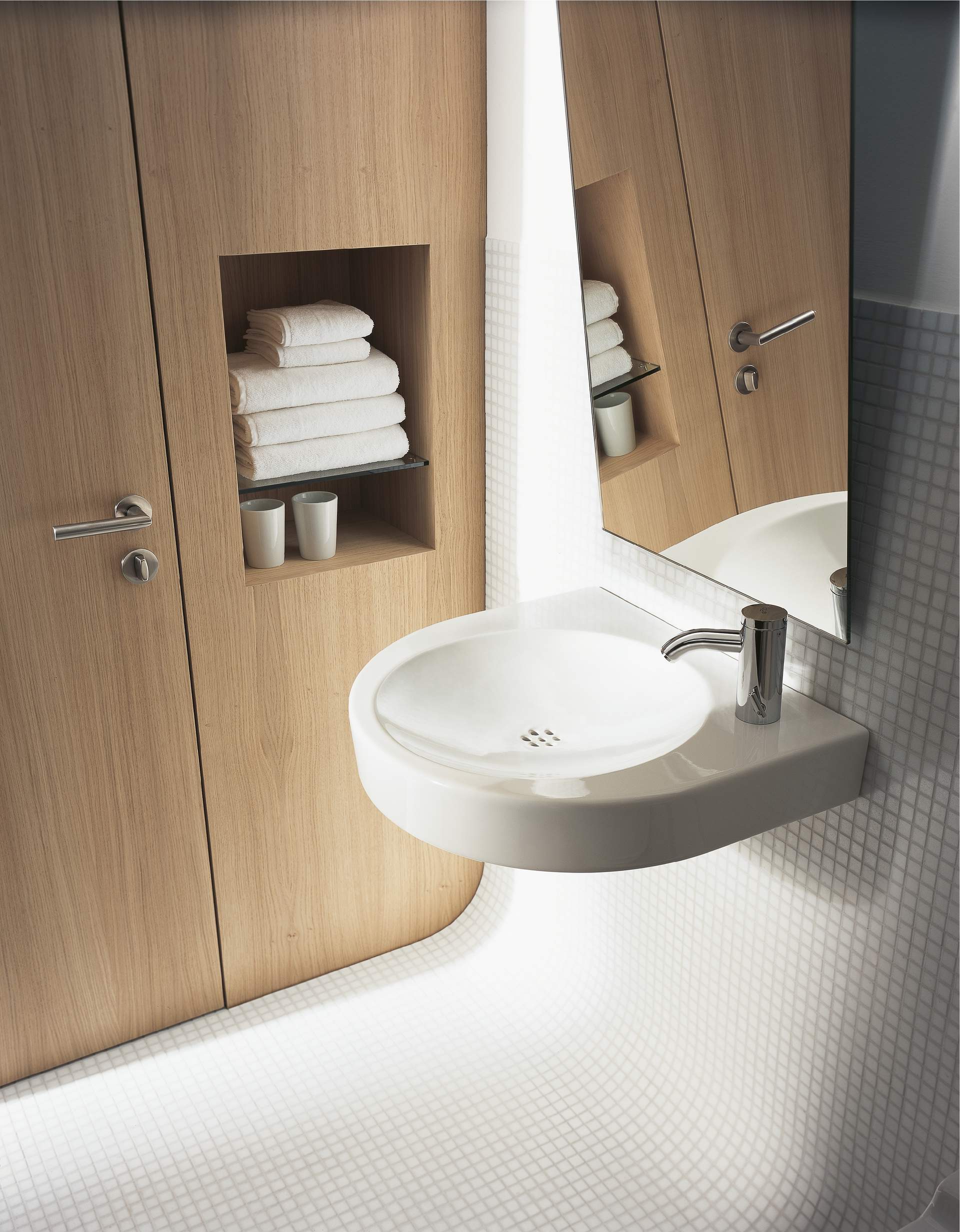 Bagno senza barriere con vaso alto