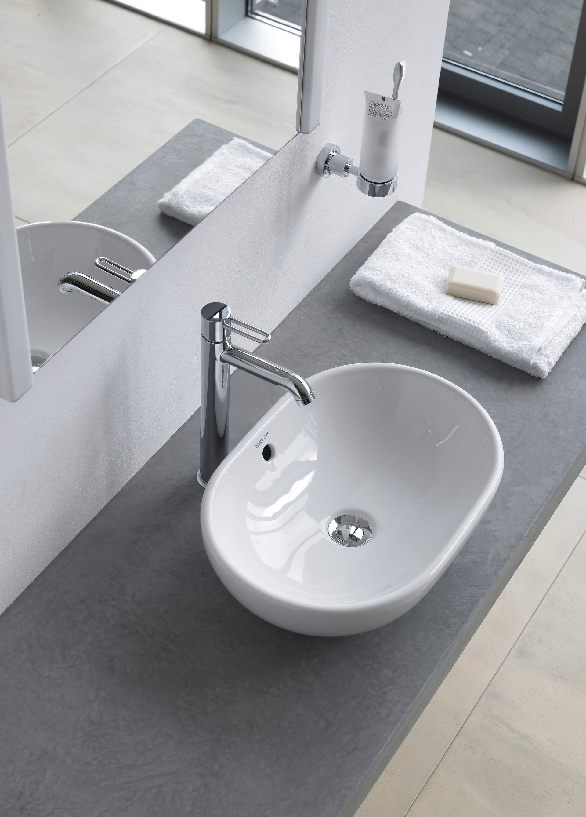 Bagno senza barriere con vaso alto