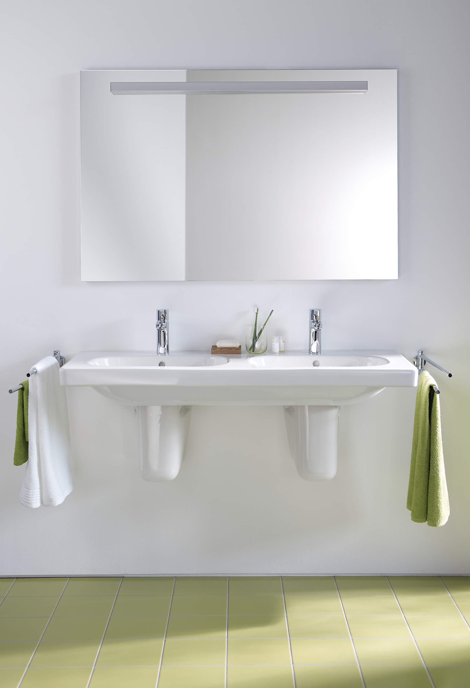 Łazienka bez barier z podwyższoną miska toaletową