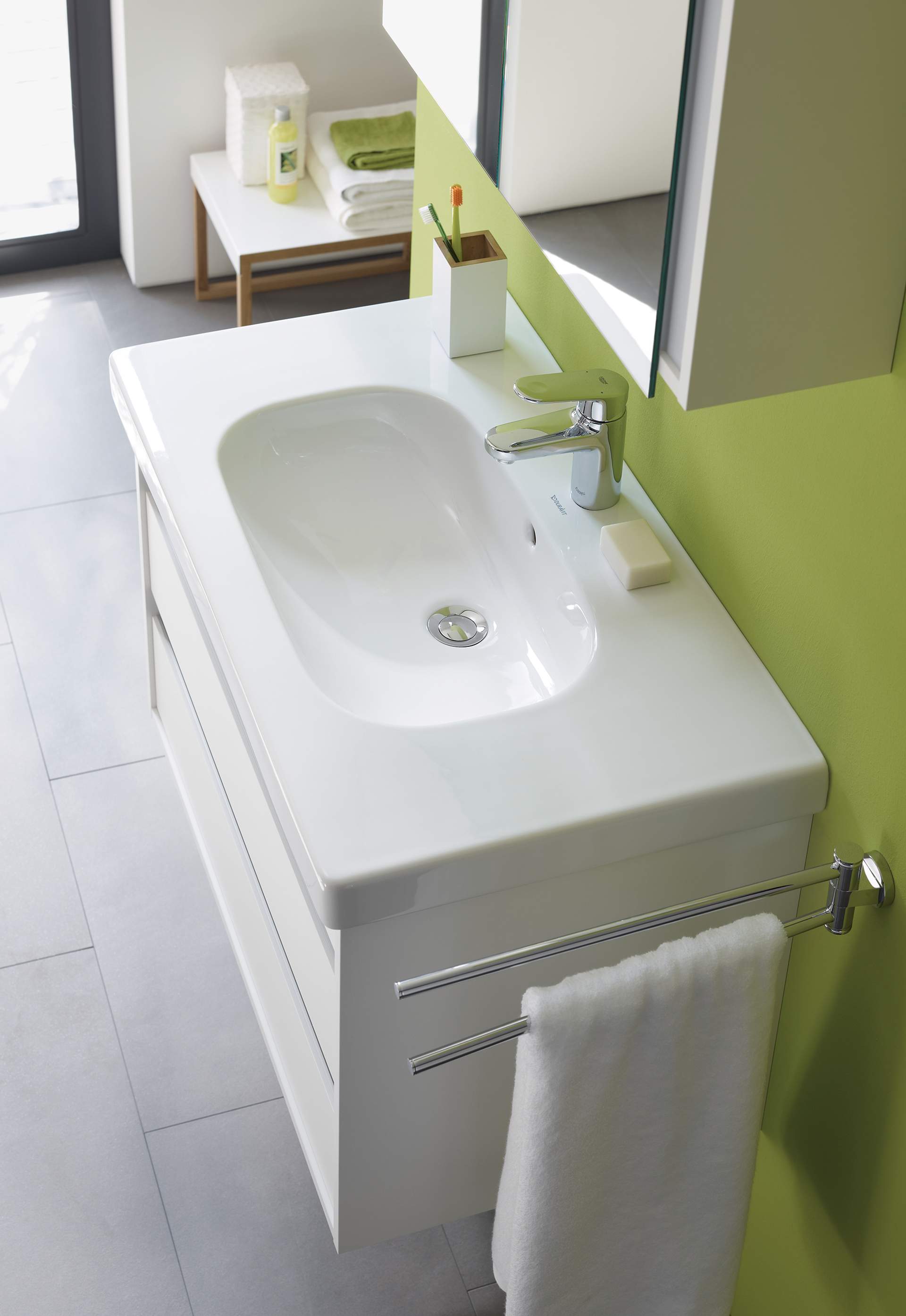 Baño libre de barreras con inodoro alto