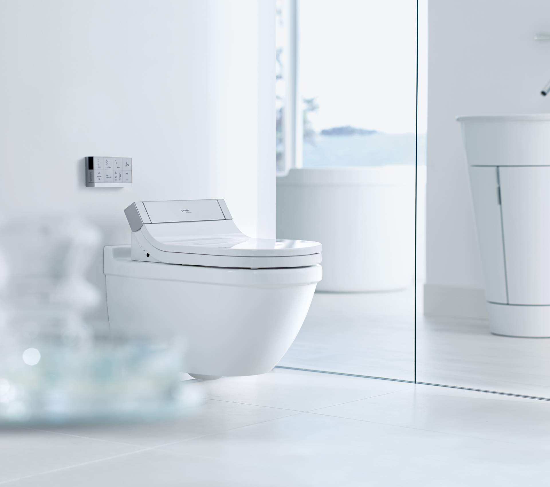 Barrierefrit badeværelse med forhøjet toilet