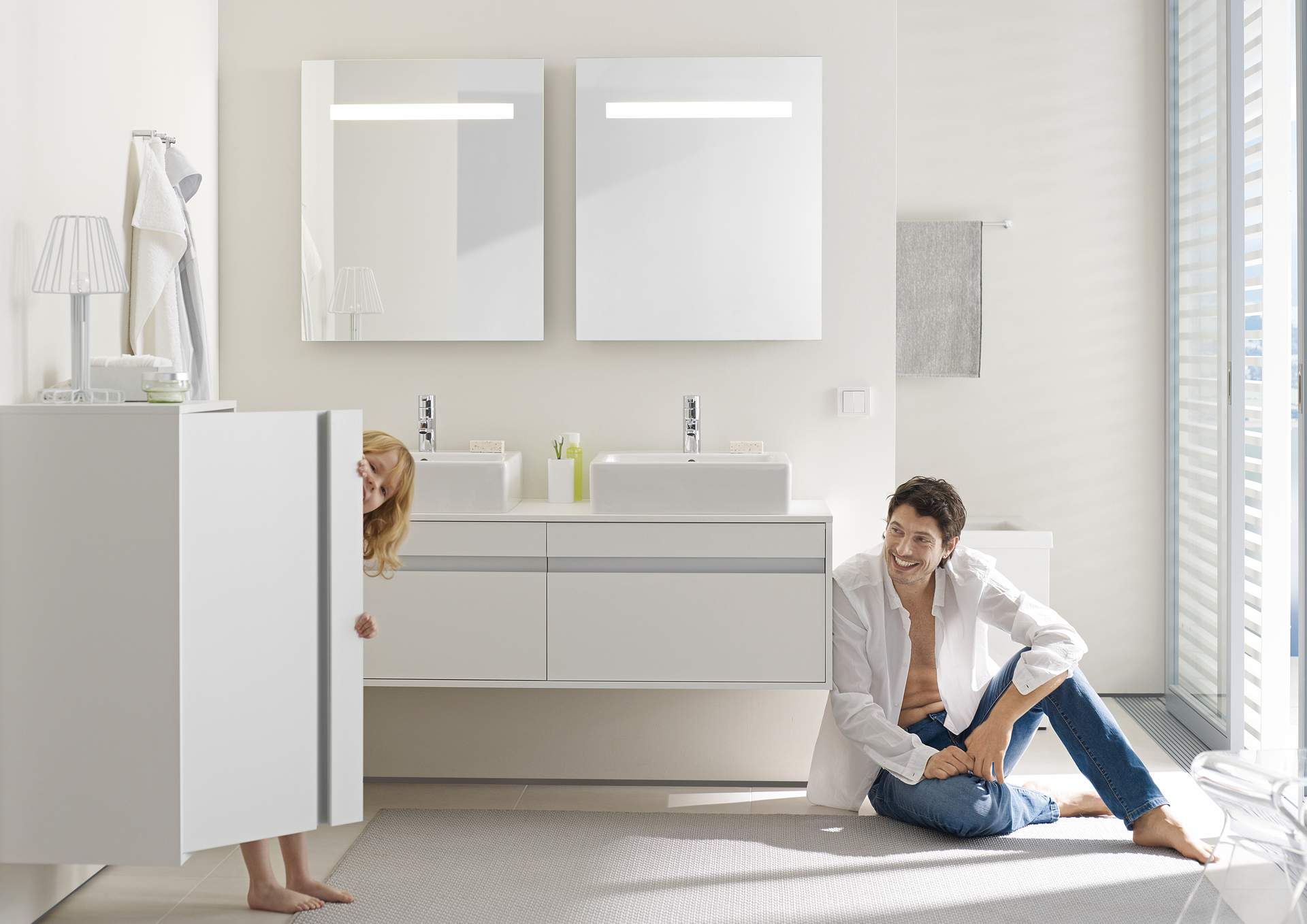 Barrierefrit badeværelse med forhøjet toilet