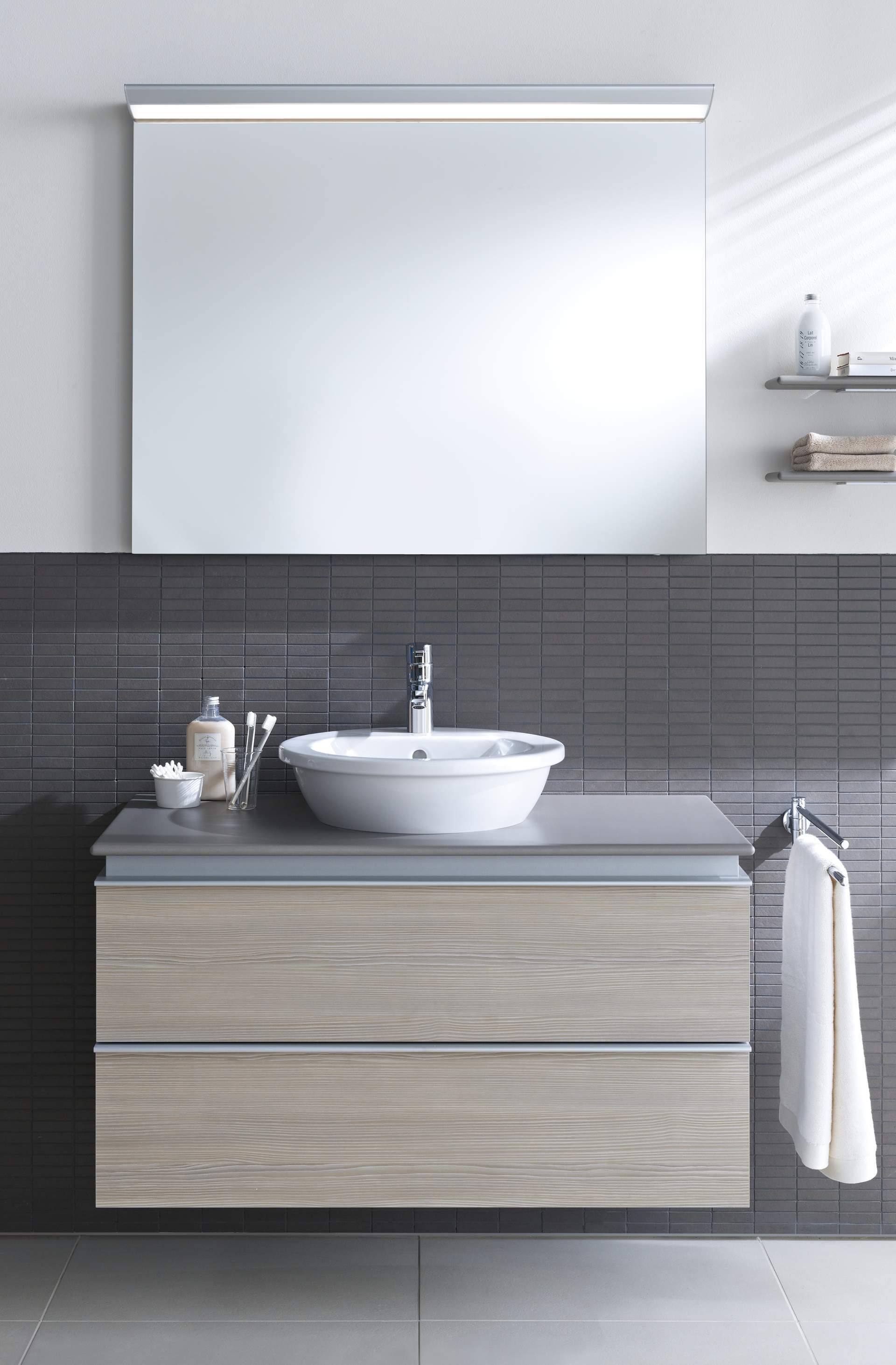 Barrierefrit badeværelse med forhøjet toilet