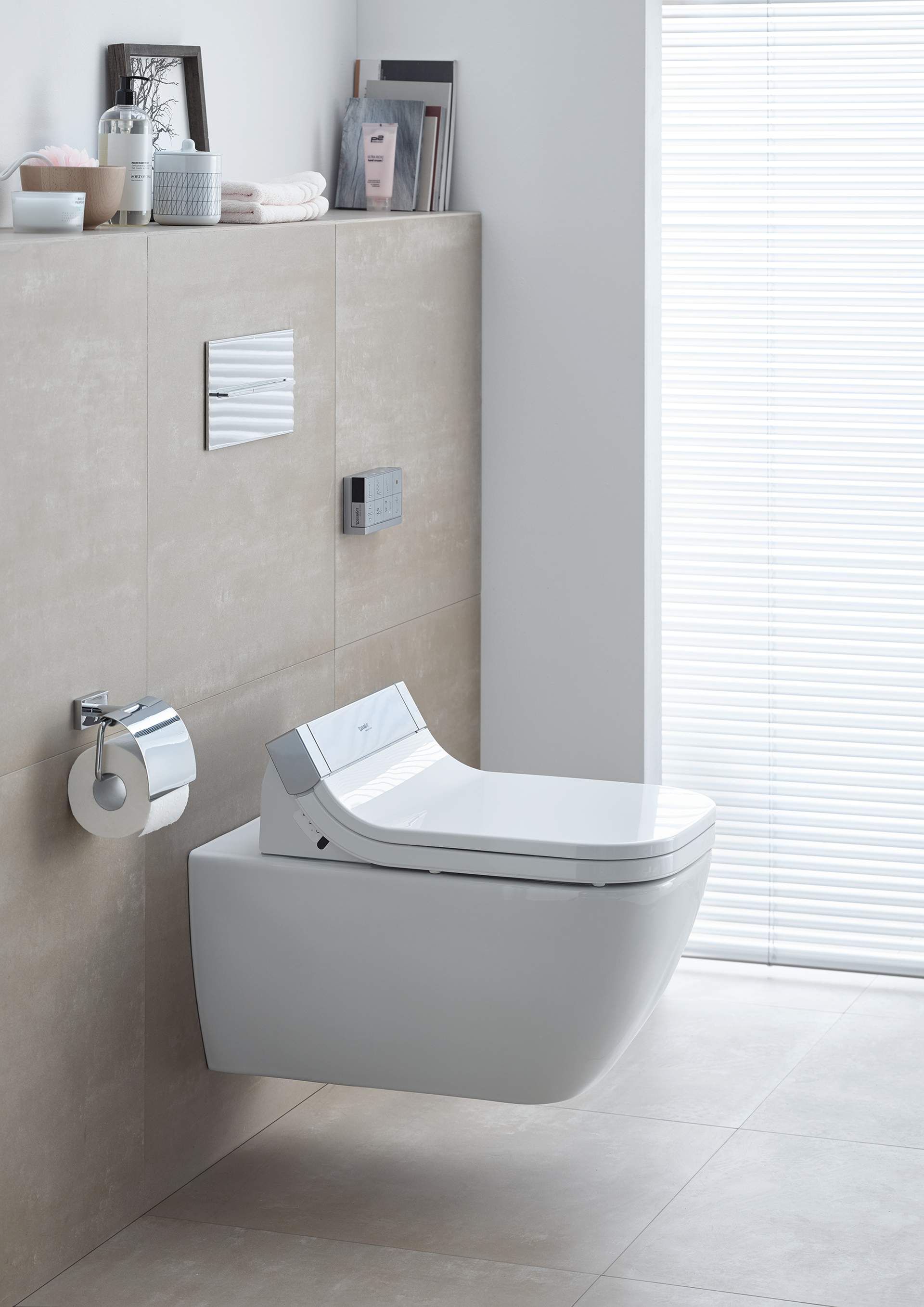 Barrierefrit badeværelse med forhøjet toilet